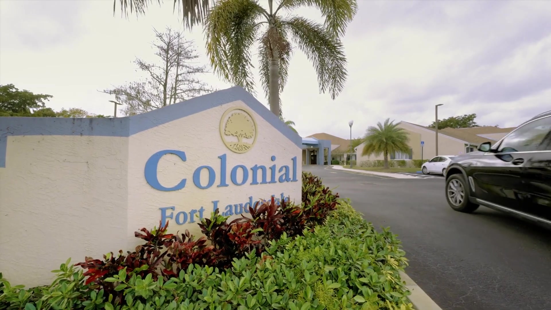 Colonial Gardens entrance sign and front of facility — Colonial Gardens Residences Lauderhill FL